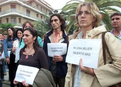Concentración en Huelva tras el asesinato de una mujer por su compañero