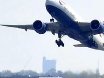 Un avión de la aerolínea British Airways despega del aeropuerto de Heathrow