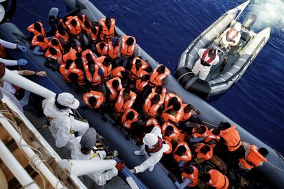 El bote con los migrantes subsaharianos es acercado al barco de Médicos Sin Fronteras para ser rescatados.