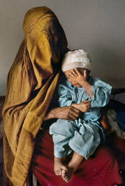 Una madre consuela a su hijo, alcanzado por una bala perdida en Kabul en 1992.