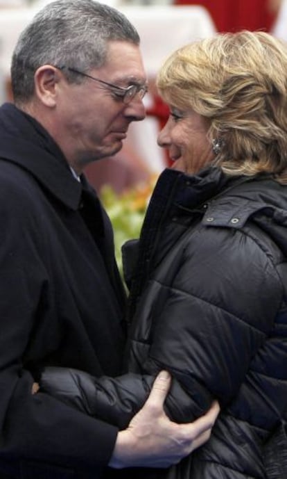 Alberto Ruiz- Gallard&oacute;n, y la presidenta regional, Esperanza Aguirre, se saludan a su llegada a la misa del d&iacute;a de la Virgen de la Almudena.