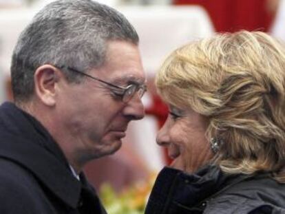 Alberto Ruiz- Gallardón, y la presidenta regional, Esperanza Aguirre, se saludan a su llegada a la misa del día de la Virgen de la Almudena.