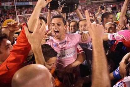 Roberto celebra la victoria del Granada.