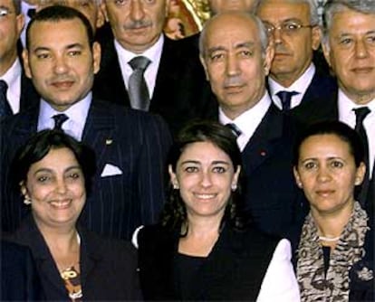 Mohamed VI posa junto a su Gobierno. Al lado del monarca, Driss Jettu, y debajo, las tres mujeres del nuevo Gabinete.