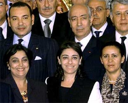 Mohamed VI posa junto a su Gobierno. Al lado del monarca, Driss Jettu, y debajo, las tres mujeres del nuevo Gabinete.