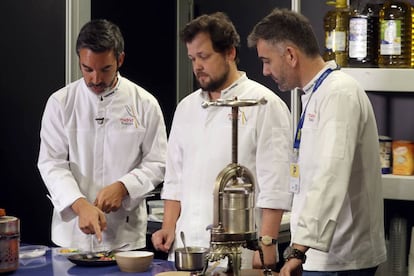 Dentro de su apuesta por las ciudades –con Berlín, Tel Aviv, San Petersburgo y Lisboa–, Madrid Fusión subió al escenario el lunes a los chefs portugueses Joâo Rodrigues (Feitoria), Alexandre Silva (Loco) y Henrique Sá Pessoa (Alma) para reivindicar la edad dorada de la gastronomía lusa. “Hay que conocer los lugares, a las personas y las tradiciones del país donde trabajas para cocinar”, explicaba Rodrigues sobre el escenario.