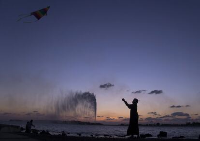 Un chico vuela una cometa en la playa del Mar Rojo cerca de la fuente de Jiddah, en Arabia Saudí.