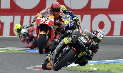 Zarco lidera un momento de la carrera en Assen.