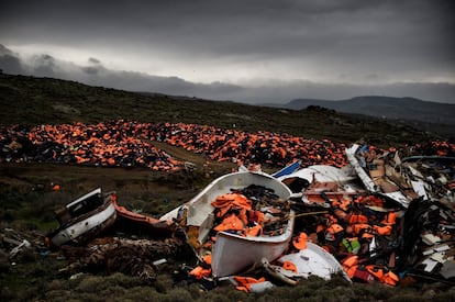 Botes dañados y miles de chalecos salvavidas usados por refugiados y migrantes durante su trayecto a través del mar Egeo, en Mithimna (Grecia), el 19 de febrero de 2016.