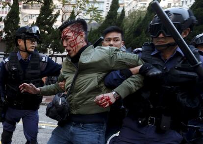 Disturbios entre la policía y los vendedores ambulantes ilegales en el distrito de Mongkok, en Hong Kong (China).