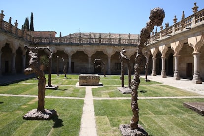 "Las actuaciones arquitectónicas contemporáneas como la Hospedería del Colegio Fonseca [en la imagen, la parte original] o el Palacio de Congresos de Castilla y León han contribuido al buen hacer", dice Mara Sánchez. Victoria Soto Caba, profesora titular de las asignaturas de Patrimonio Histórico-Artístico y Gestión de Bienes Culturales en la UNED, la compara con su equivalente portuguesa: "No sé hasta qué punto puede compararse, pero Coimbra y Salamanca irían de la mano, aunque el equilibrio salmantino peligra por las convocatorias estudiantiles excesivas en la Plaza Mayor" [la noche y la arquitectura medieval no conviven con la armonía que esta última requiere].