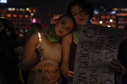 Dos mujeres participan en la velada sobre la plancha del Zócalo al término de la marcha donde se reunieron, de acuerdo con cifras oficiales, más de 3.000 mujeres.