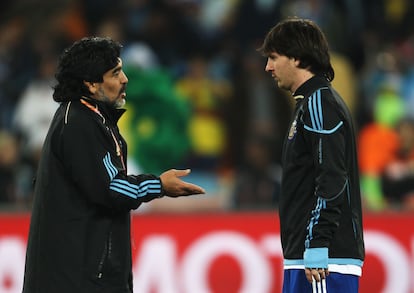 Messi y Maradona, en el Mundial de 2010.