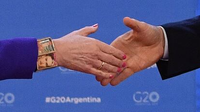 Las manos de Theresa May y Mauricio Macri.