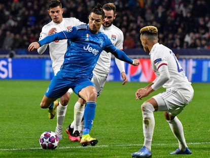 Cristiano dispara entre tres jugadores del Lyon.