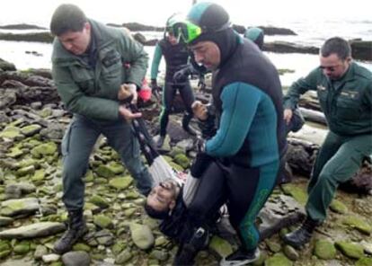 Efectivos del Grupo Especial de Actividades Subacuáticas (Geas) de la Guardia Civil recuperan el cuerpo de los cinco inmigrantes de origen magrebí, que fallecieron hoy al naufragar en las inmediaciones del arroyo Alhelí,frente a Tarifa.