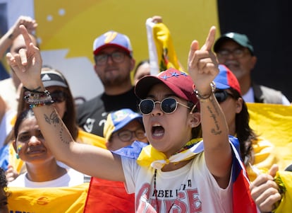  Una mujer grita durante una concentración de ciudadanos venezolanos frente a la embajada de su país para manifestar en Santo Domingo, República Dominicana.