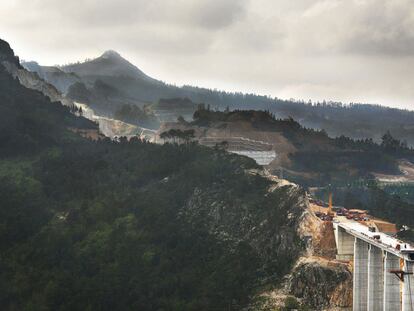 Obras de un viaducto del AVE en Boqueixón, cerca de Santiago, y en el margen superior izquierdo de la imagen, la mina de Serrabal.