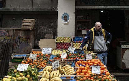 Una foto de Maradona preside una frutería del barrio de Forcella.