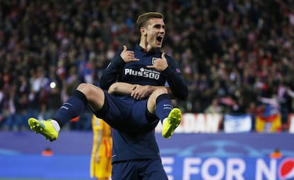 Griezmann celebra el seu gol en braços de Gabi.