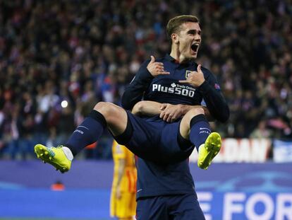 Griezmann celebra el seu gol en braços de Gabi.