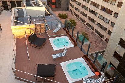 Jacuzzis en la terraza del Generator Madrid.