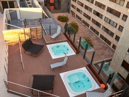 Jacuzzis en la terraza del Generator Madrid.