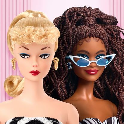 La primera Barbie de 1958, a la izquierda, junto con un modelo de Barbie afroamericana de los noventa