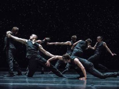 Los bailarines del Ballet BC durante la coreografía 'Solo Echo' que se ha visto en el Grec.