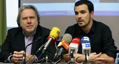 El diputado de IU Alberto Garz&oacute;n, junto al diputado europeo de Syriza, Georgios Katrougalos.