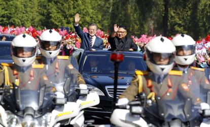 Moon Jae-in (izquierda) y Kim Jong-un saludan durante el desfile en Pyongyang.