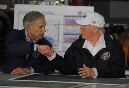 El gobernador de Texas, Greg Abbott, con Donald Trump el martes.