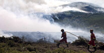 Dos soldados de la Unidad Militar de Emergencias trabajan en un incendio en Parada de Sil, en Ourense.