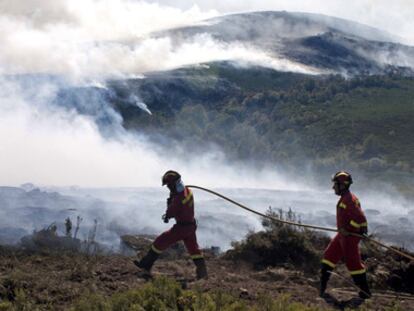 Dos soldados de la Unidad Militar de Emergencias trabajan en un incendio en Parada de Sil, en Ourense.