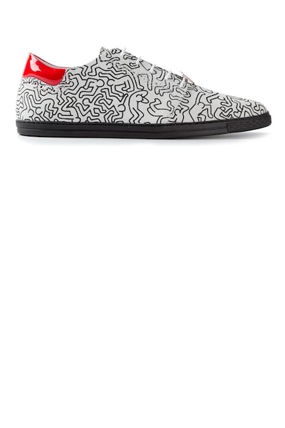 El estampado pop del artista Keith Haring se traslada a estas zapatillas de Swear London (210 euros).