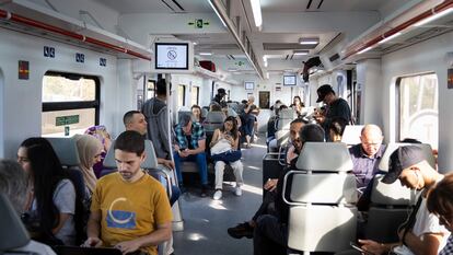 El uso del transporte público creció un 1,3% el año pasado en Barcelona, frente a una caída del 5% en el uso del coche. En la imagen, pasajeros en un tren de cercanías.