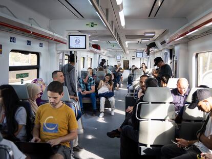 El uso del transporte público creció un 1,3% el año pasado en Barcelona, frente a una caída del 5% en el uso del coche. En la imagen, pasajeros en un tren de cercanías.