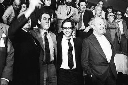 Carlos Garaikoetxea, Txiki Benegas y Ramón Rubial festejan en el pabellón La Casilla de Bilbao el triunfo del <i>sí</i> en el referéndum.