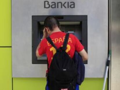 Un hombre utiliza un cajero de Bankia en Sevilla. 