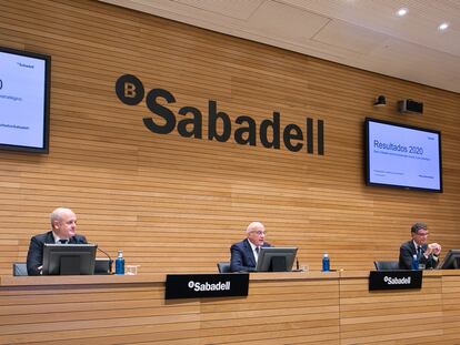 Presentación de resultados del Sabadell en 2020. De izquierda a derecha: Tomás Varela, director financiero, Josep Oliu, presidente, Jaime Guardiola, consejero delegado y Gabriel Martínez, director de Comunicación.