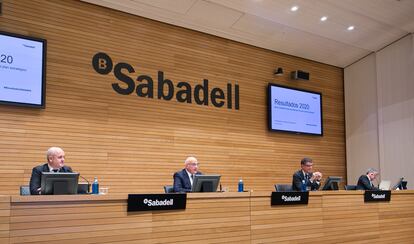 Presentación de resultados del Sabadell en 2020. De izquierda a derecha: Tomás Varela, director financiero, Josep Oliu, presidente, Jaime Guardiola, consejero delegado y Gabriel Martínez, director de Comunicación.