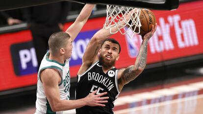 Mike James, en el partido de su debut con Brooklyn, en una jugada ante Pritchard, de los Celtics.