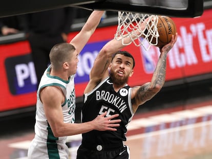 Mike James, en el partido de su debut con Brooklyn, en una jugada ante Pritchard, de los Celtics.