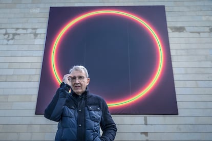 José María Yturralde, ante su obra 'Hathor', de nueve metros de altura, colgada en la fachada del IVAM.