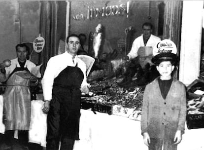 Arriba, imagen de 1966 de Pescaderías Coruñesas en Recoletos. Con delantal oscuro, Evaristo García. Con gorra, José Antonio Martínez.