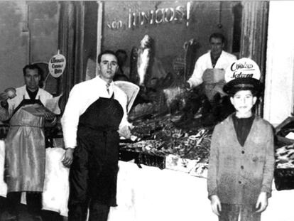 Arriba, imagen de 1966 de Pescaderías Coruñesas en Recoletos. Con delantal oscuro, Evaristo García. Con gorra, José Antonio Martínez.