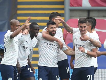 Los jugadores del City felicitan a Agúero tras el 0-1.