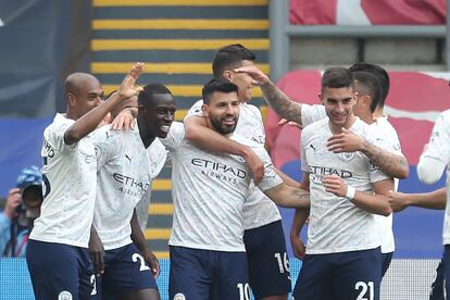 Los jugadores del City felicitan a Agúero tras el 0-1.