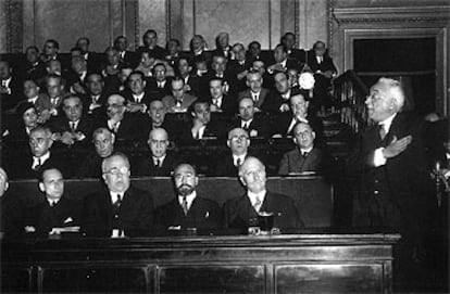 Manuel Azaña, segundo por la izquierda (abajo), en el Congreso de los Diputados, el 14 de julio de 1931.