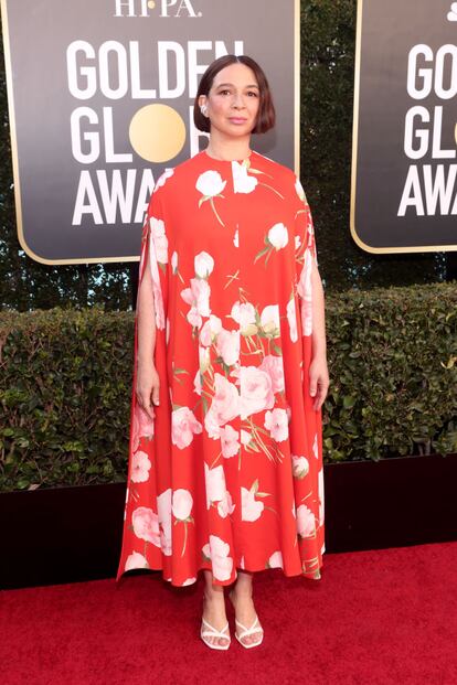 Maya Rudolph, con vestido estampado de Valentino a su llegada a la afombra roja de los Globos de Oro.